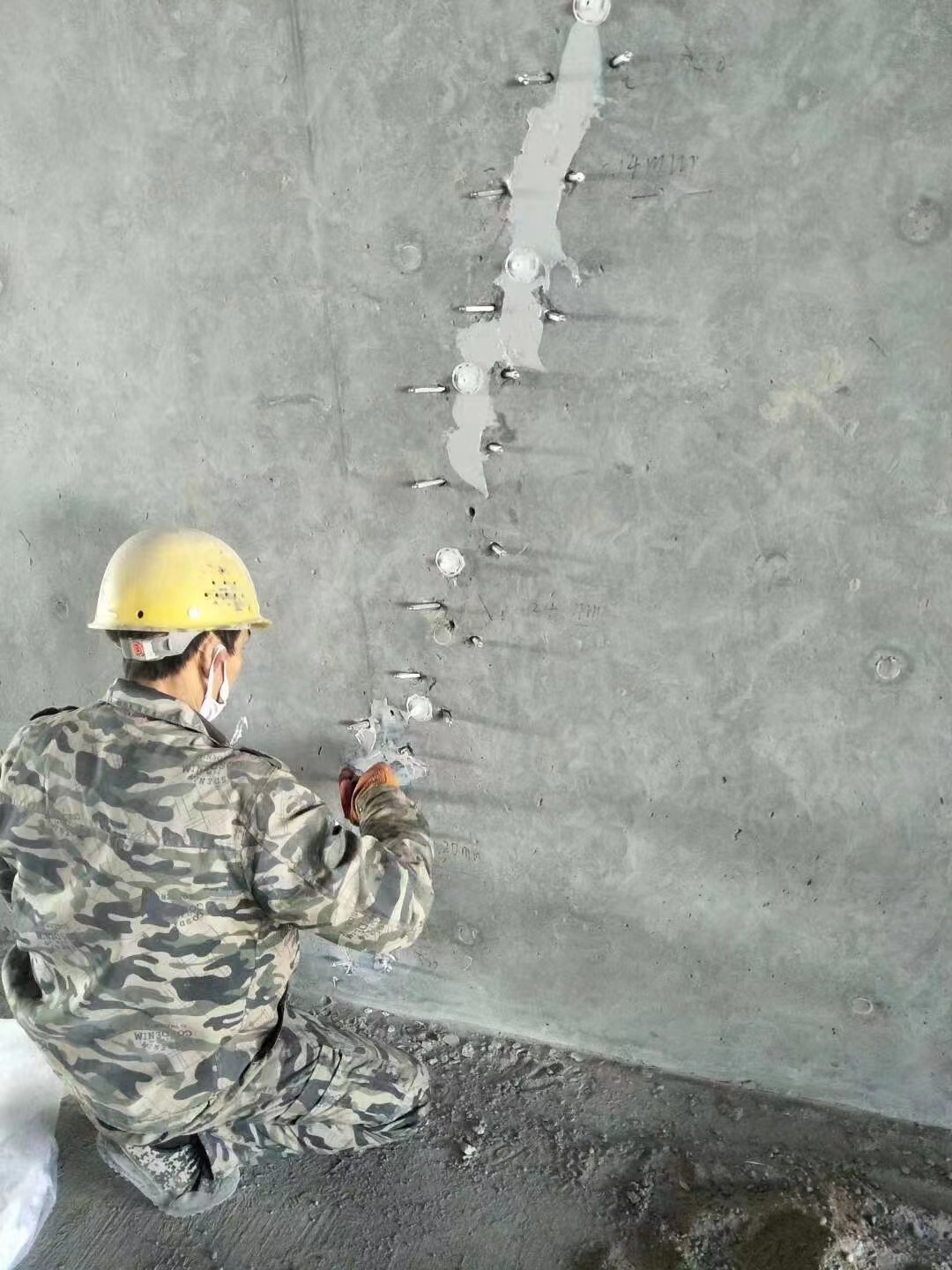 保定混凝土楼板裂缝加固施工的方案